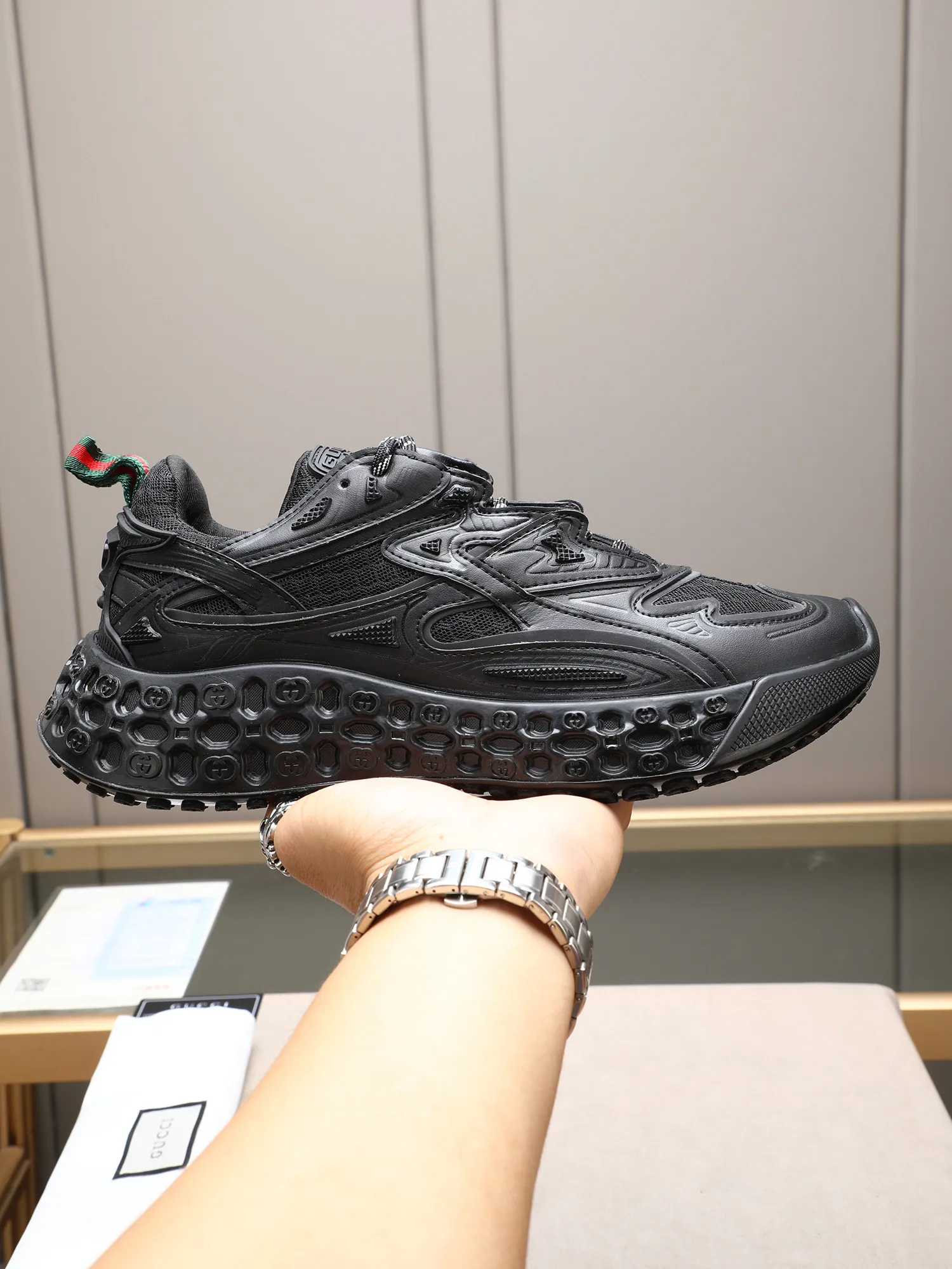 Men's men's shoes 💰660 Gucci Ri men's shoes 💰le series 2025 casual sports shoes, buy the original and accurately reproduce it! Restore the quality of details, Gucci Ri men's shoes 💰le series sports shoes are made with innovative stitching technology to create a flowing texture like water. The cowhide leather is paired with three-dimensional interlocking Double G leather patches and Gucci letter accessories, creating a free flowing texture of the entire shoe with a 3D effect. A classic and versatile piece that feels super comfortable on your feet! 38-44 (45 customized)
